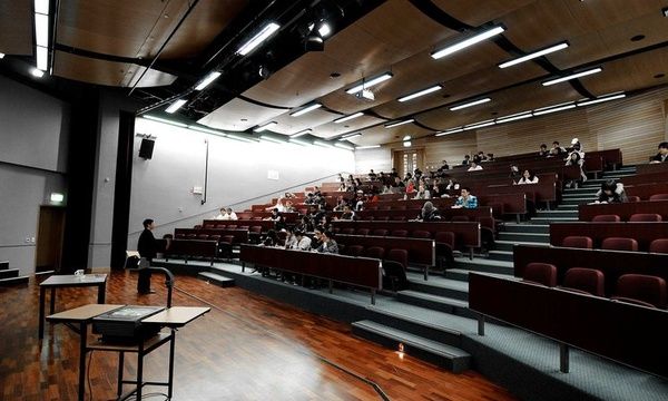 马来西亚思特雅大学和新加坡私立大学哪个好？